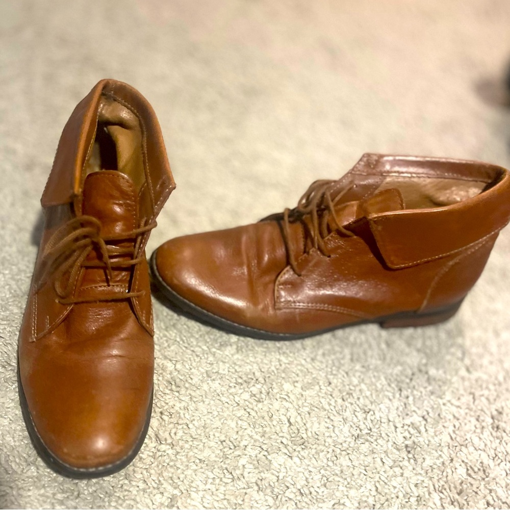 Steve Madden Stingrei Cognac Leather Fold-Over Ankle Boots .
